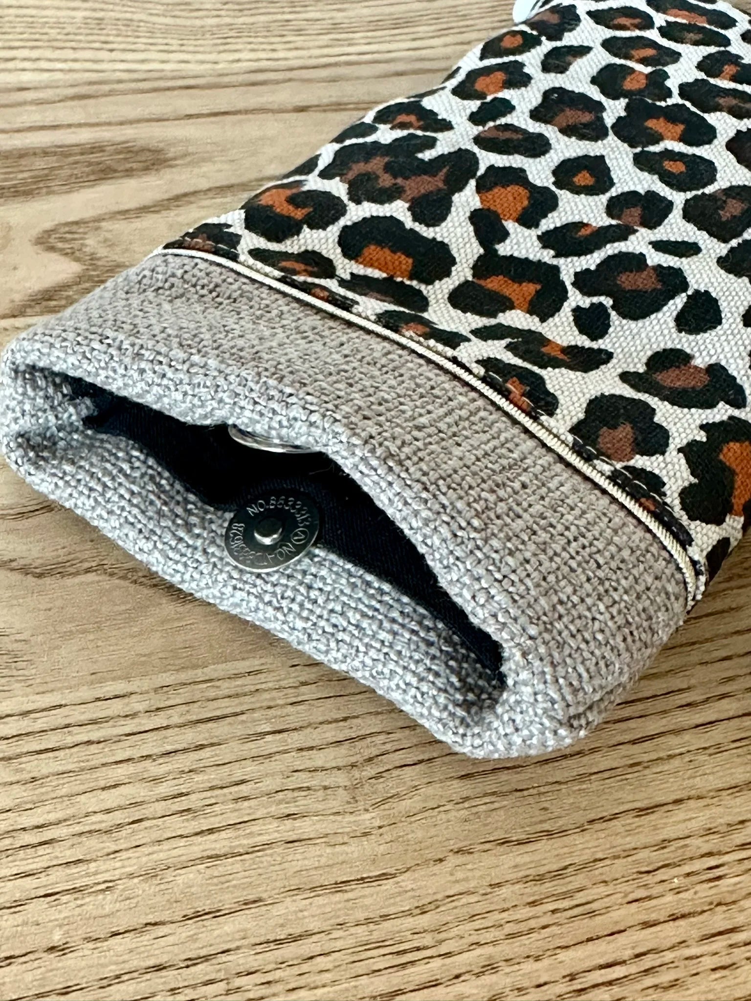 l'étui à lunettes léopard en lin beige, ouvert.