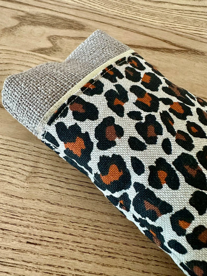 Vue détaillée de l'étui à lunettes léopard en lin beige.
