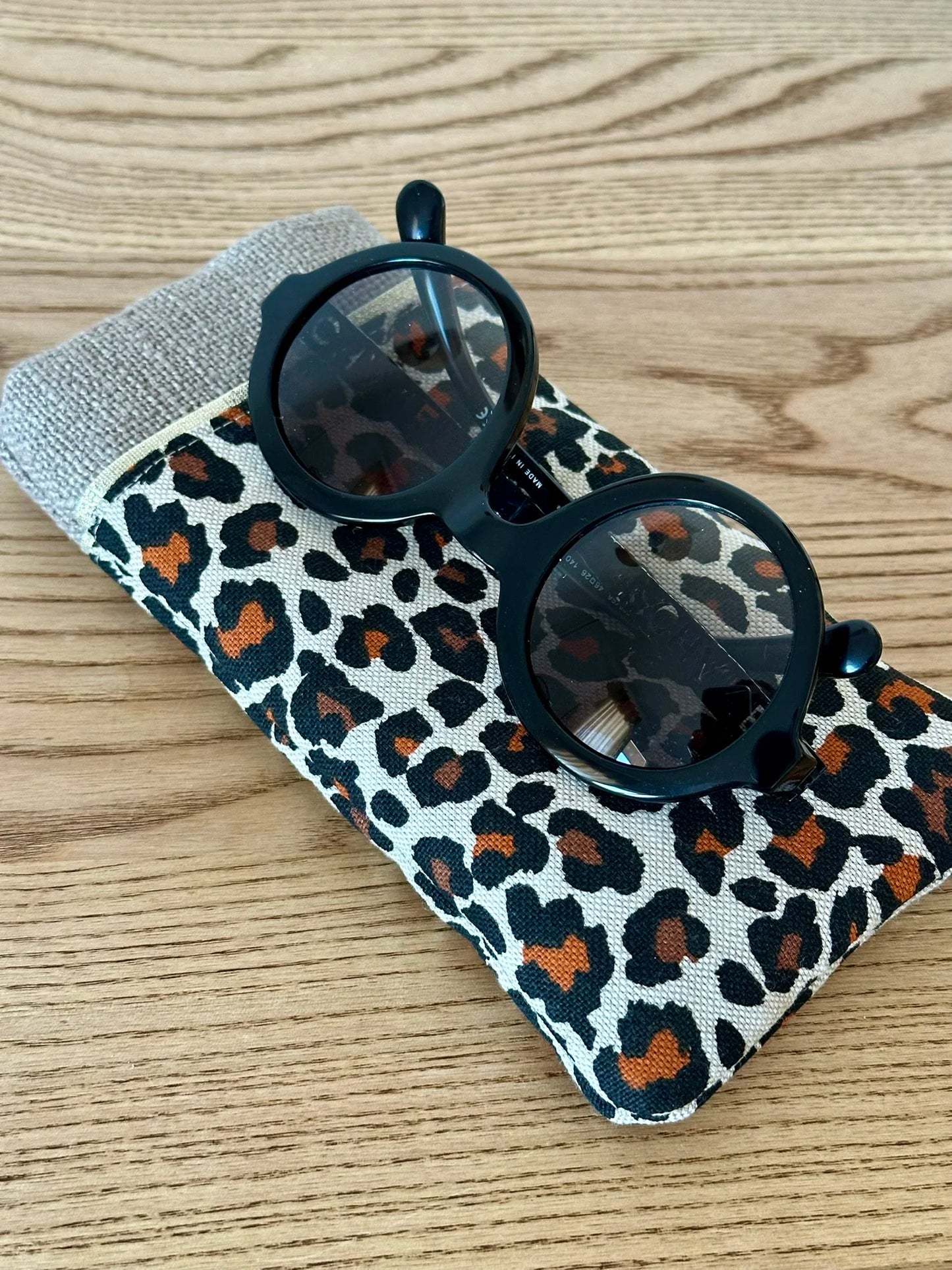 l'étui à lunettes léopard en lin beige.