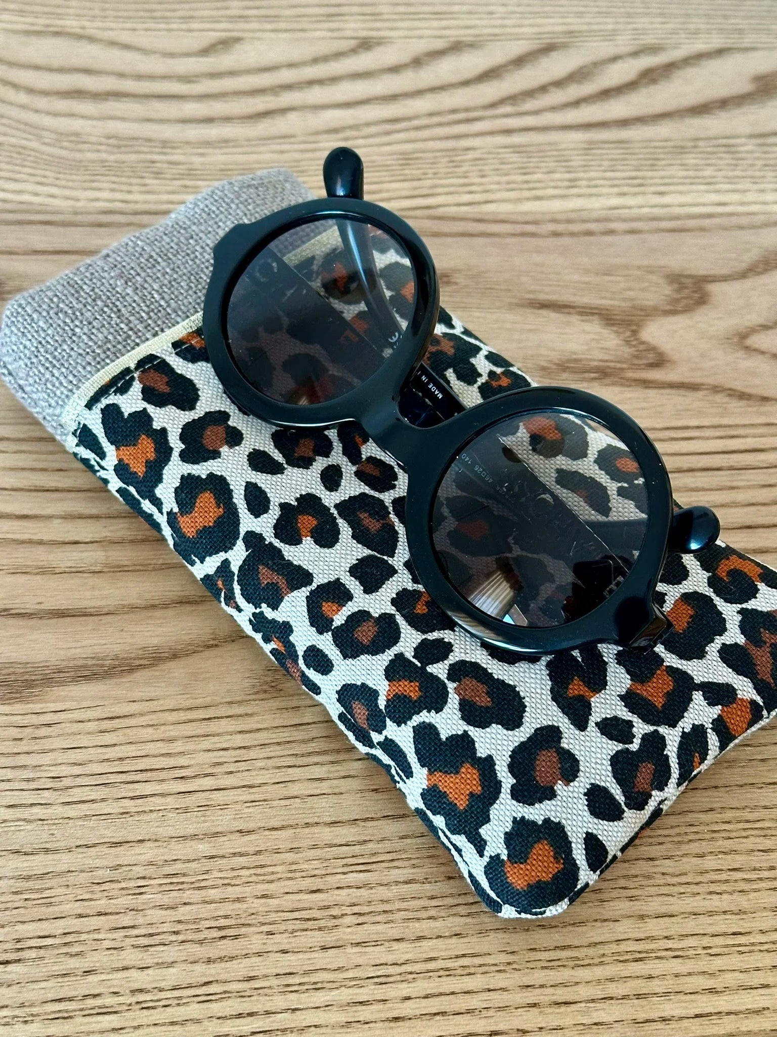 l'étui à lunettes léopard en lin beige.