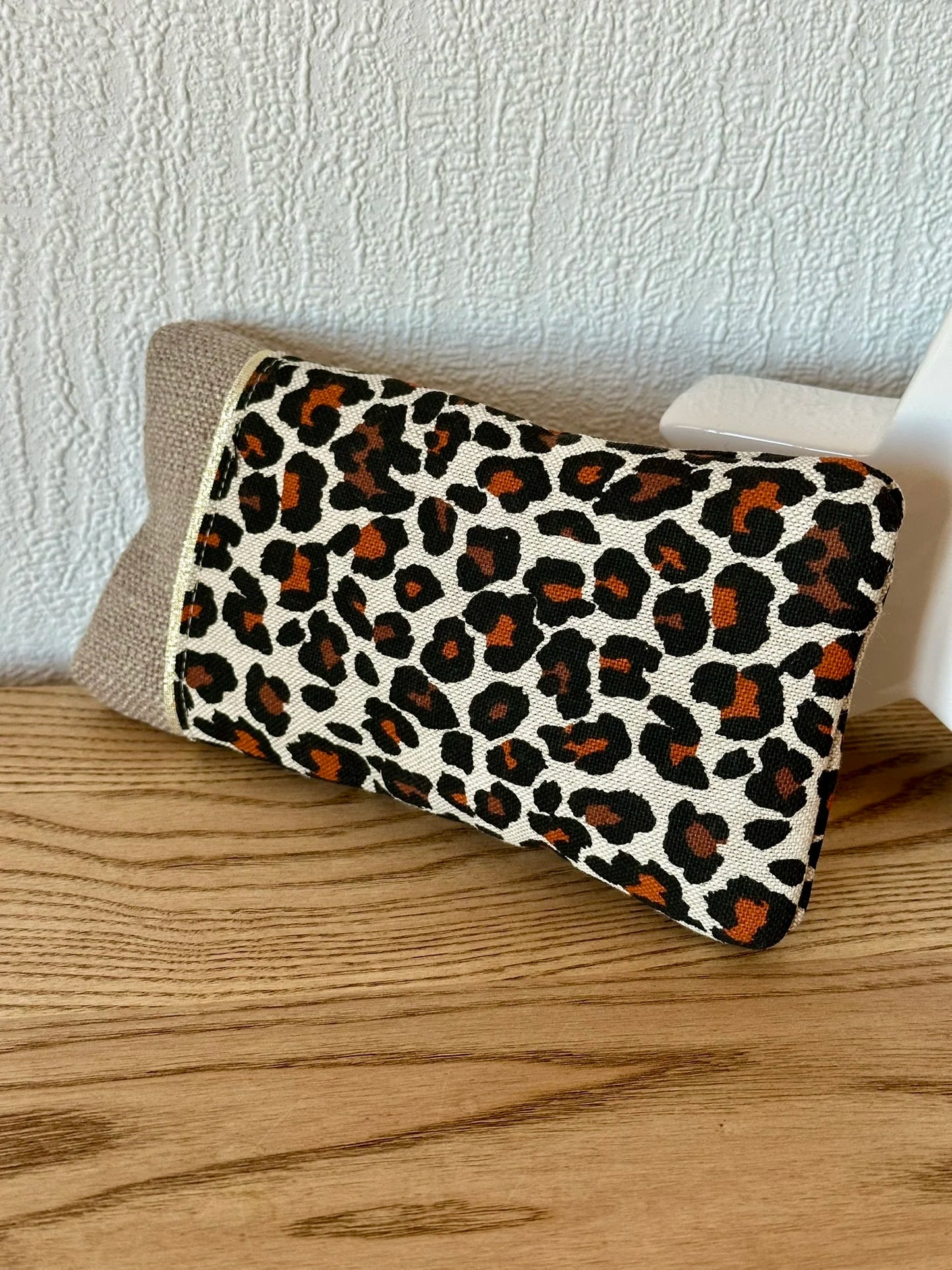 Vue d'ensemble de l'étui à lunettes léopard en lin beige.
