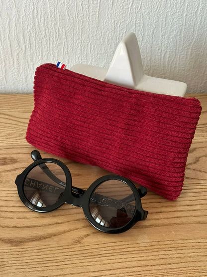 Vue d'ensemble de l'étui à lunettes en velours cotelé bordeaux.