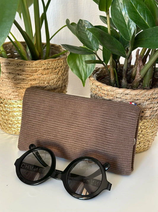L'étui à lunettes en velours cotelé marron chamois.