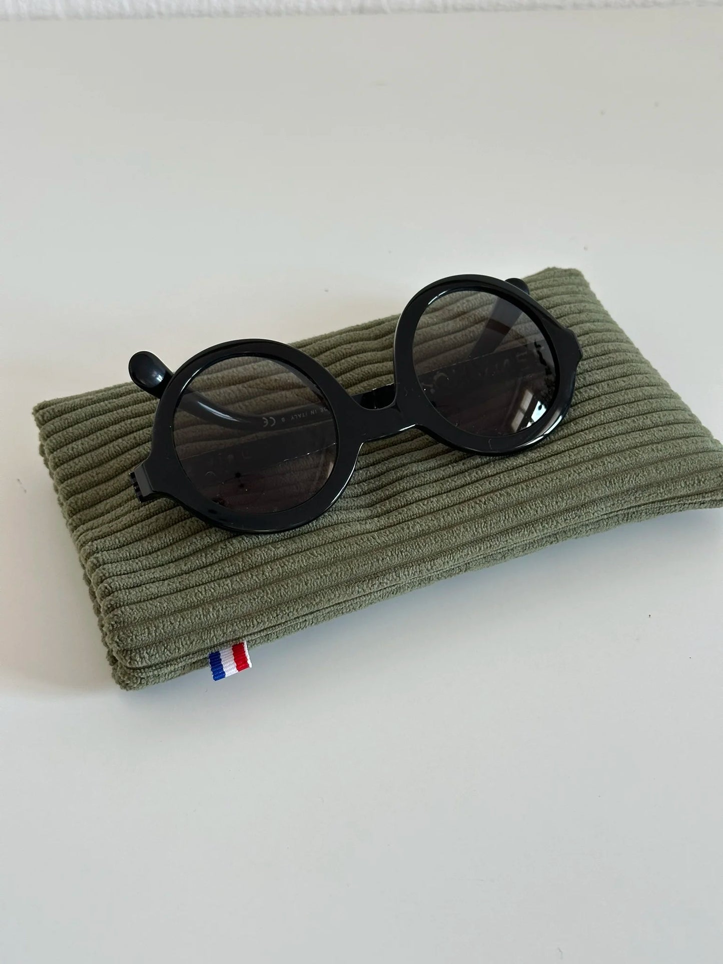 Vue d'ensemble de l'étui à lunettes en velours cotelé vert armée