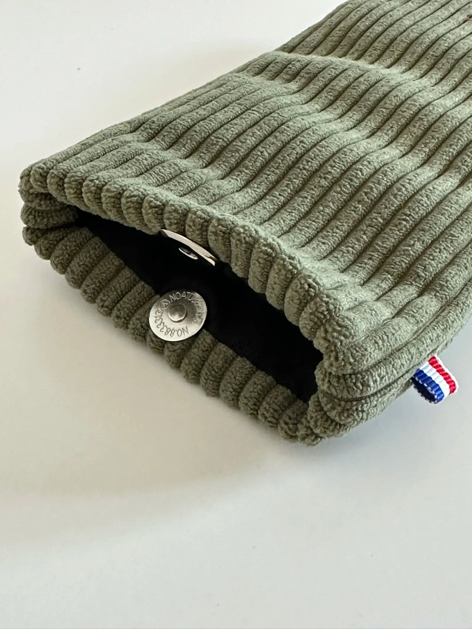 le fermoir magnétique extra plat de l'étui à lunettes en velours cotelé vert armée.