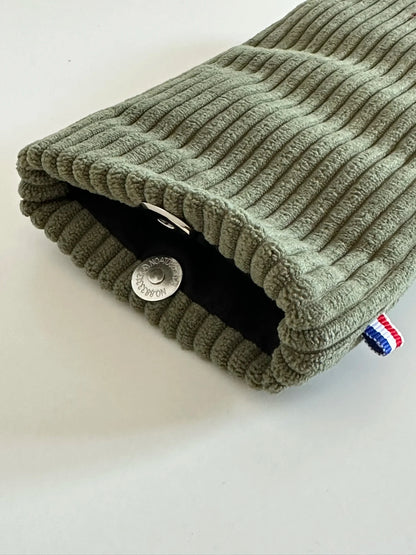 le fermoir magnétique extra plat de l'étui à lunettes en velours cotelé vert armée.