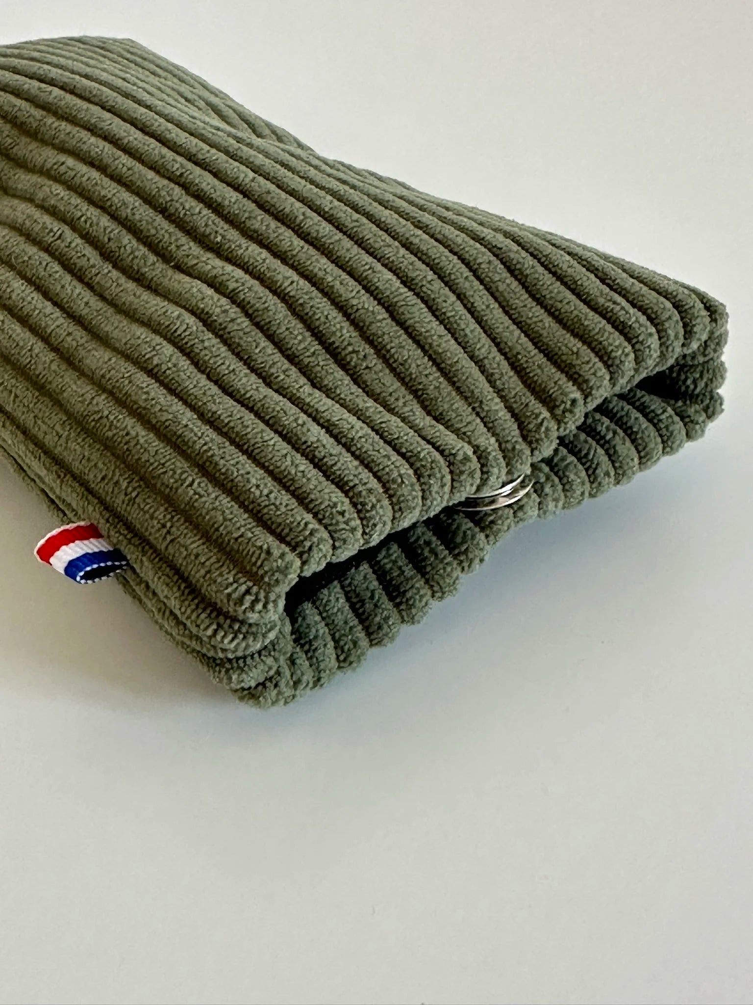 l'étui à lunettes en velours cotelé vert armée, fermé.