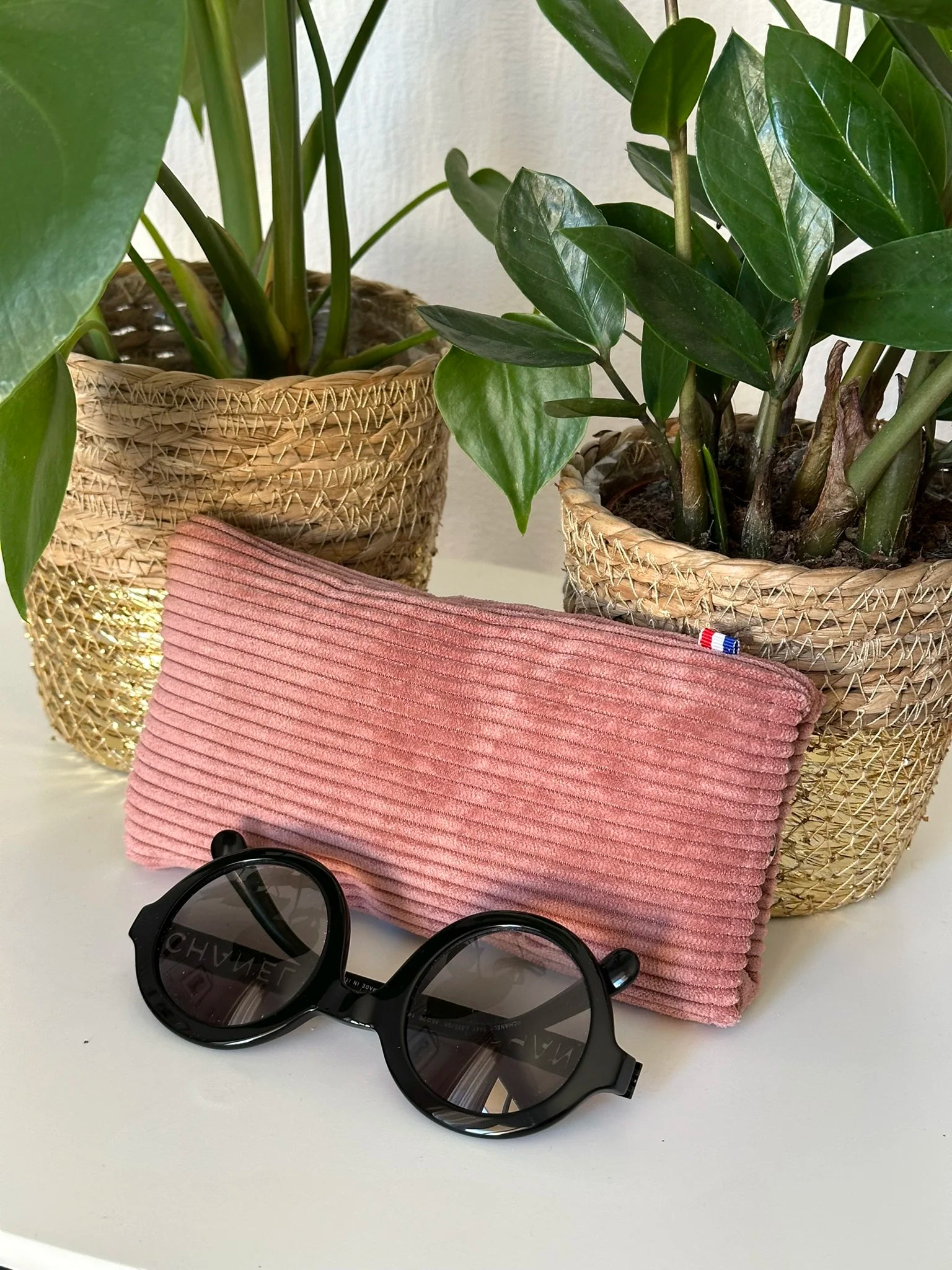 L'étui à lunettes en velours cotelé vieux rose.