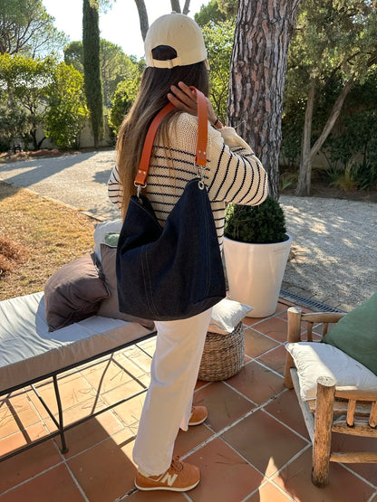 jeune femme portant sac hobo denim et cuir orange