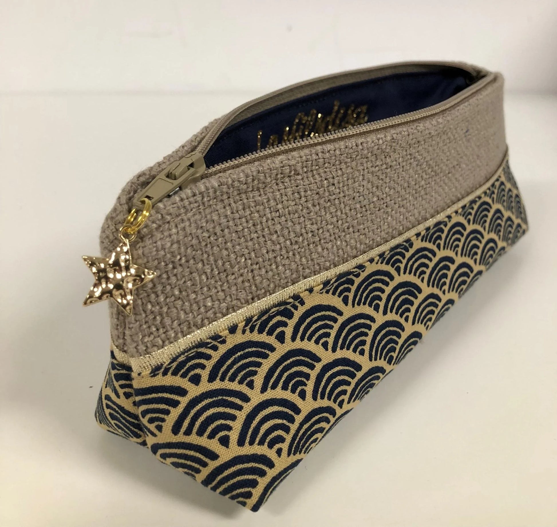 La mini trousse à stylos en lin et tissu japonais Seigaiha, ouverte.