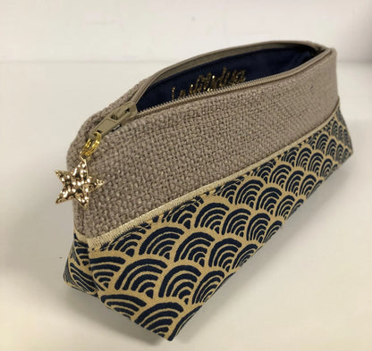 La mini trousse à stylos en lin et tissu japonais Seigaiha, ouverte.