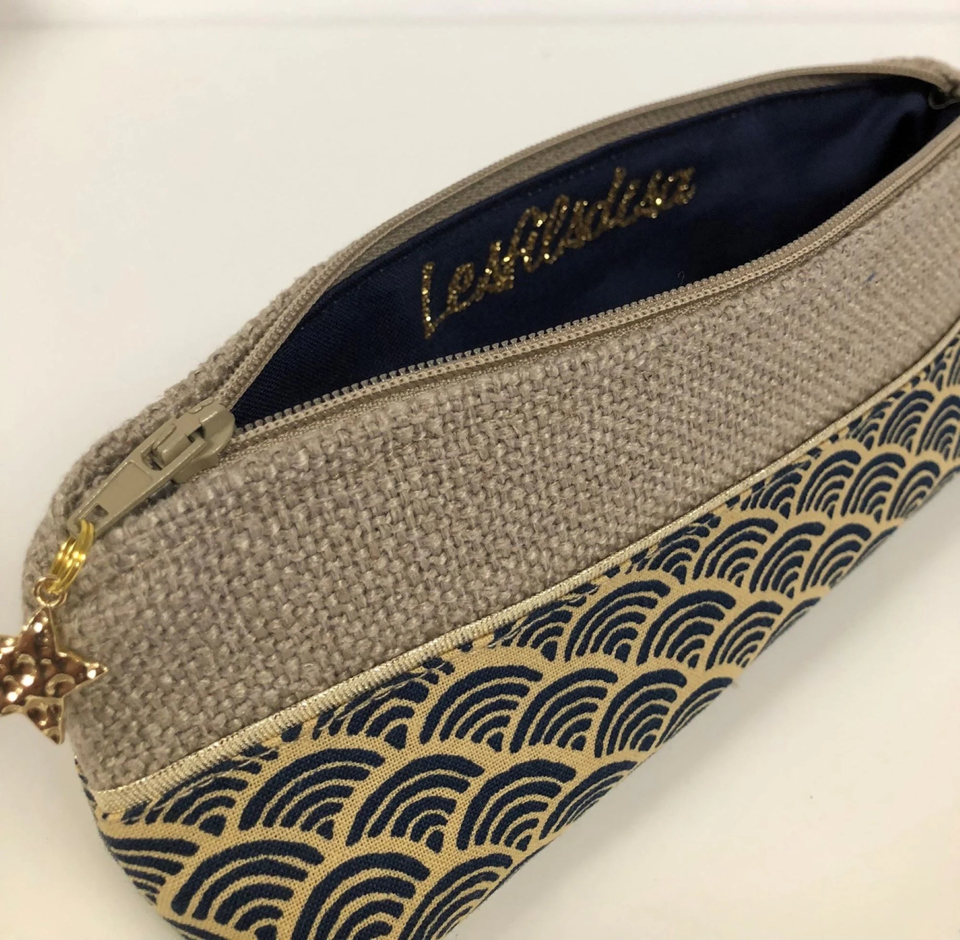 L'intérieur de la mini trousse à stylos en lin et tissu japonais Seigaiha.