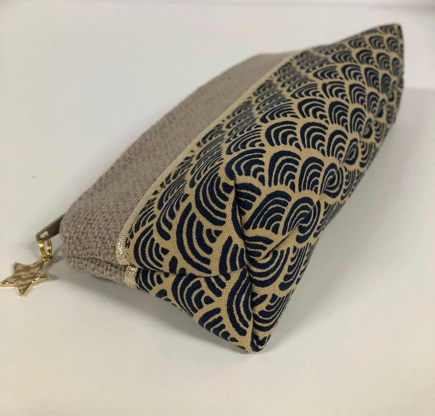 Le fond de la mini trousse à stylos en lin et tissu japonais Seigaiha.