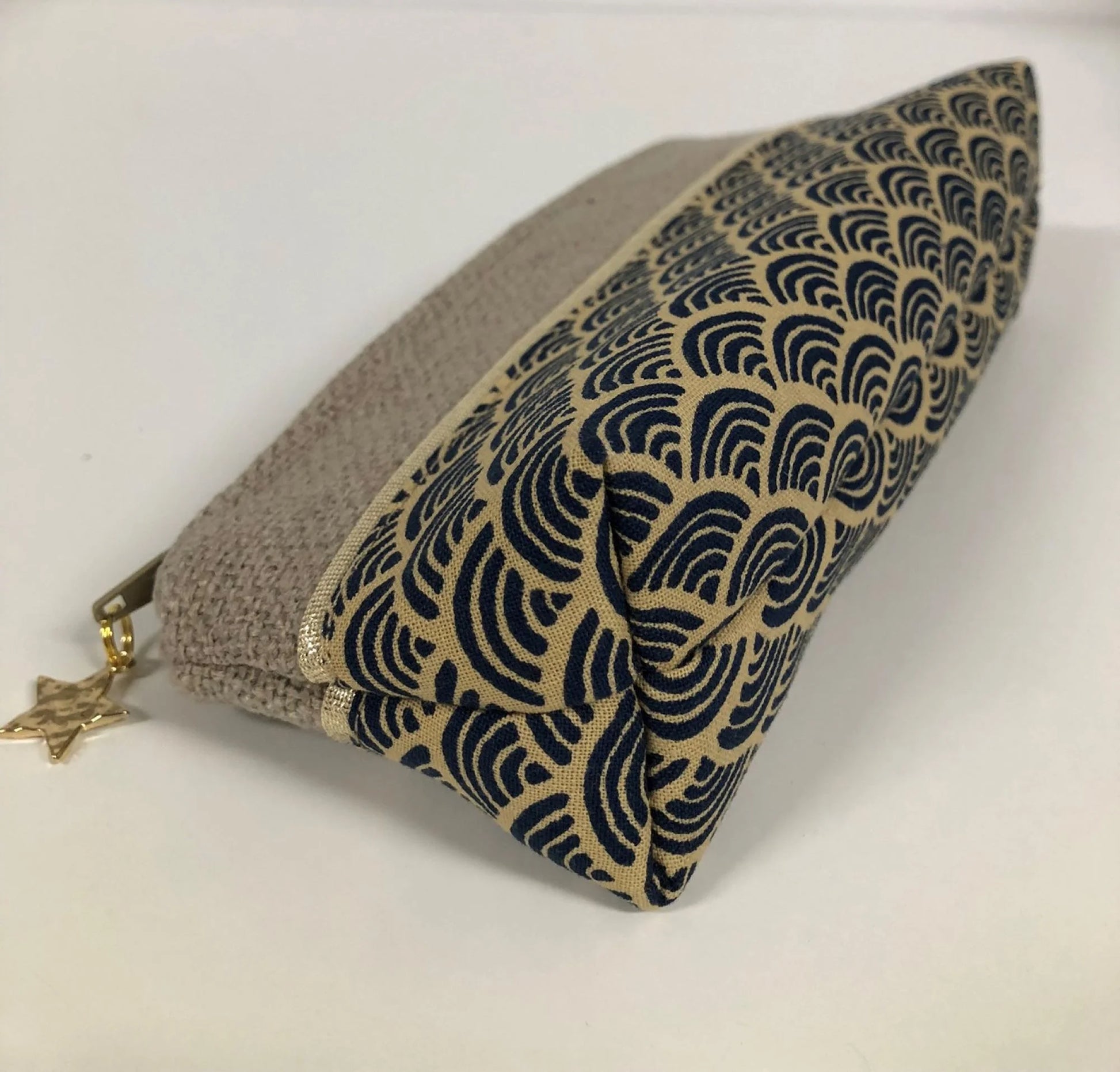 Le fond de la mini trousse à stylos en lin et tissu japonais Seigaiha.