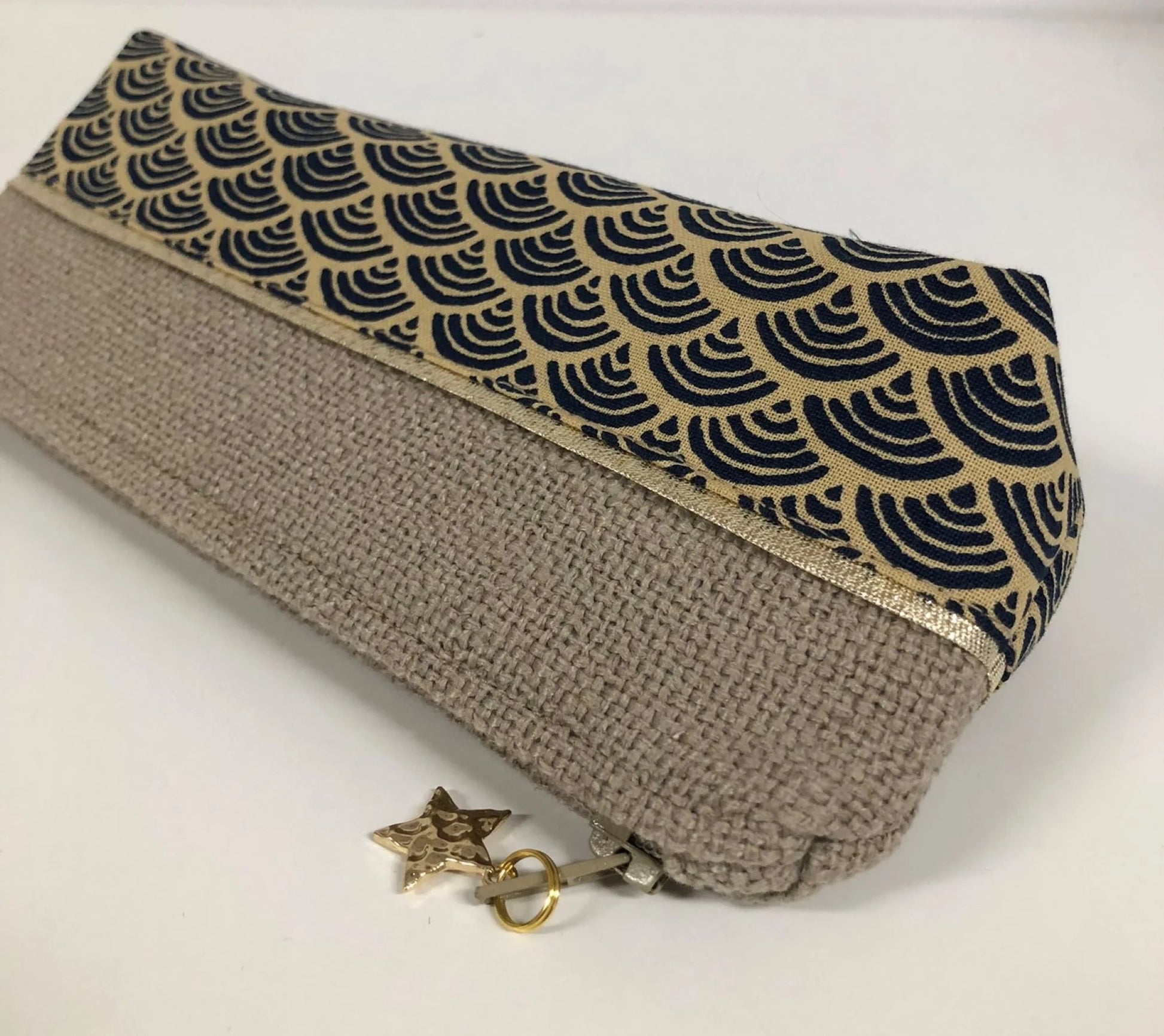 Vue détaillée de la mini trousse à stylos en lin et tissu japonais Seigaiha.