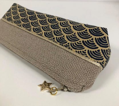 Vue détaillée de la mini trousse à stylos en lin et tissu japonais Seigaiha.