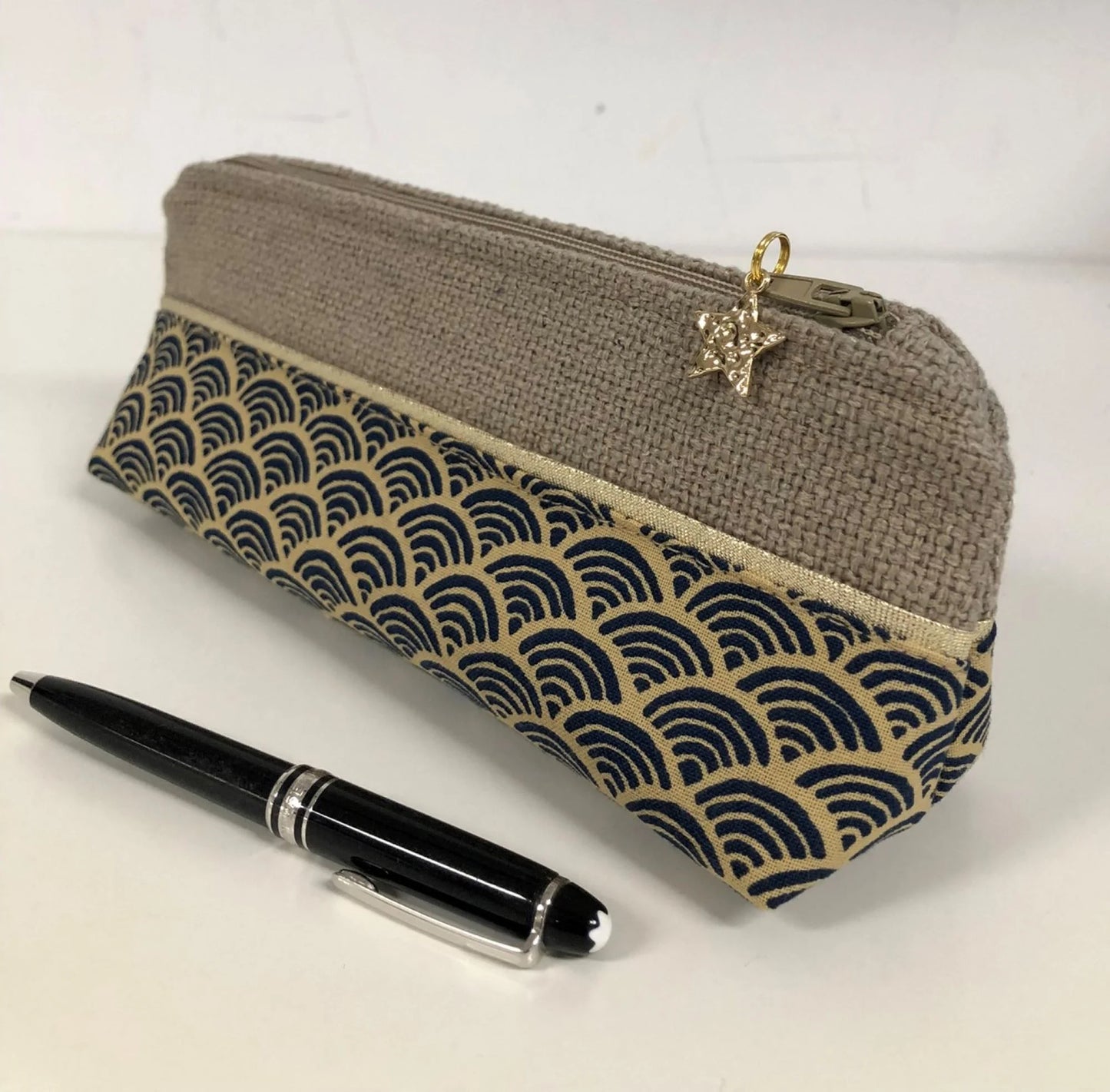 La mini trousse à stylos en lin et tissu japonais Seigaiha.
