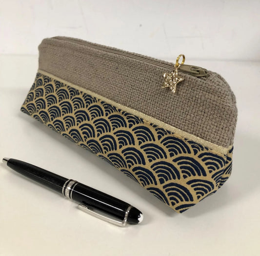 La mini trousse à stylos en lin et tissu japonais Seigaiha.