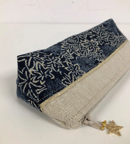 Vue latérale de la mini-trousse à stylos en tissu japonais traditionnel bleu nuit et doré.