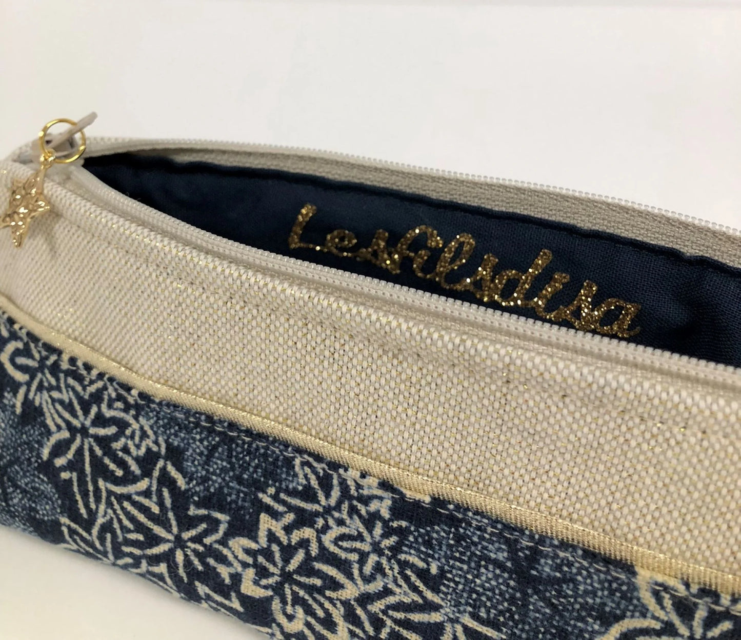 L'intérieur de la mini-trousse à stylos en tissu japonais traditionnel bleu nuit et doré.