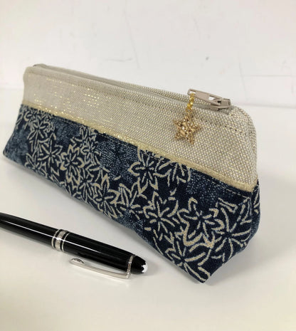 Présentation de la mini-trousse à stylos en tissu japonais traditionnel bleu nuit et doré.