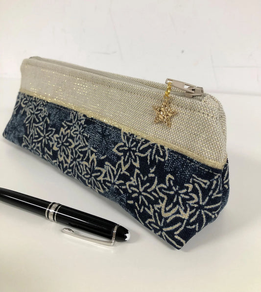 Présentation de la mini-trousse à stylos en tissu japonais traditionnel bleu nuit et doré.