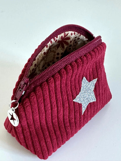 Aperçu de l'intérieur du petit porte monnaie en velours cotelé bordeaux.