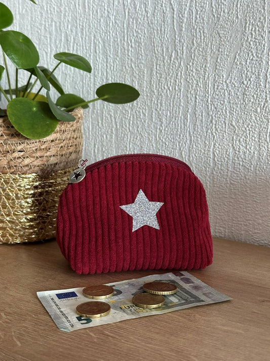 Vue d'ensemble du petit porte monnaie en velours cotelé bordeaux.