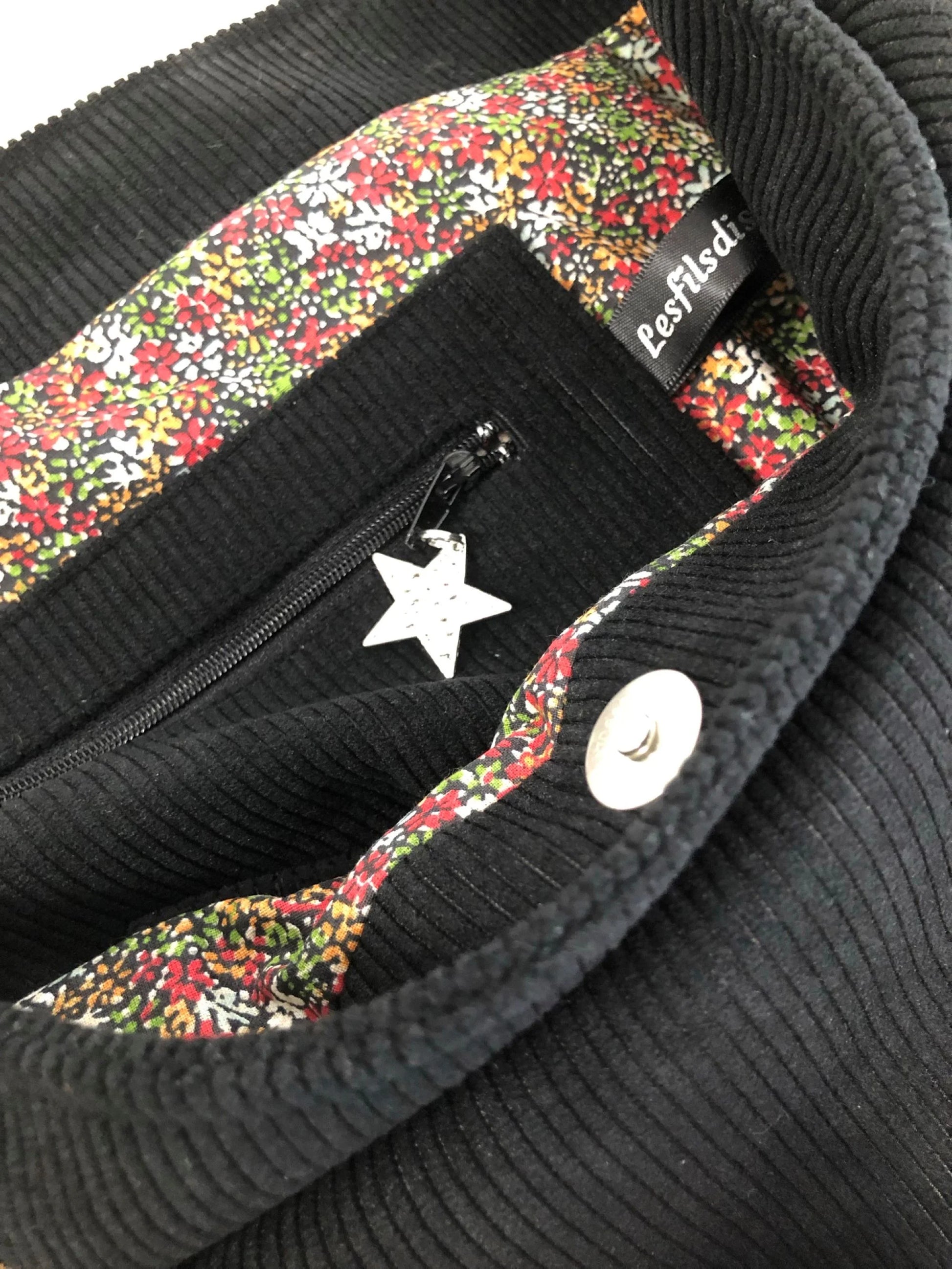 La poche zippée intérieure du sac hobo Lesfilsdisa en velours côtelé noir