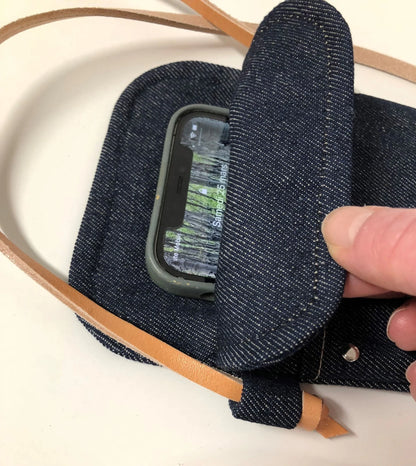 L'intérieure de la  pochette bandoulière téléphone en denim et cuir naturel.