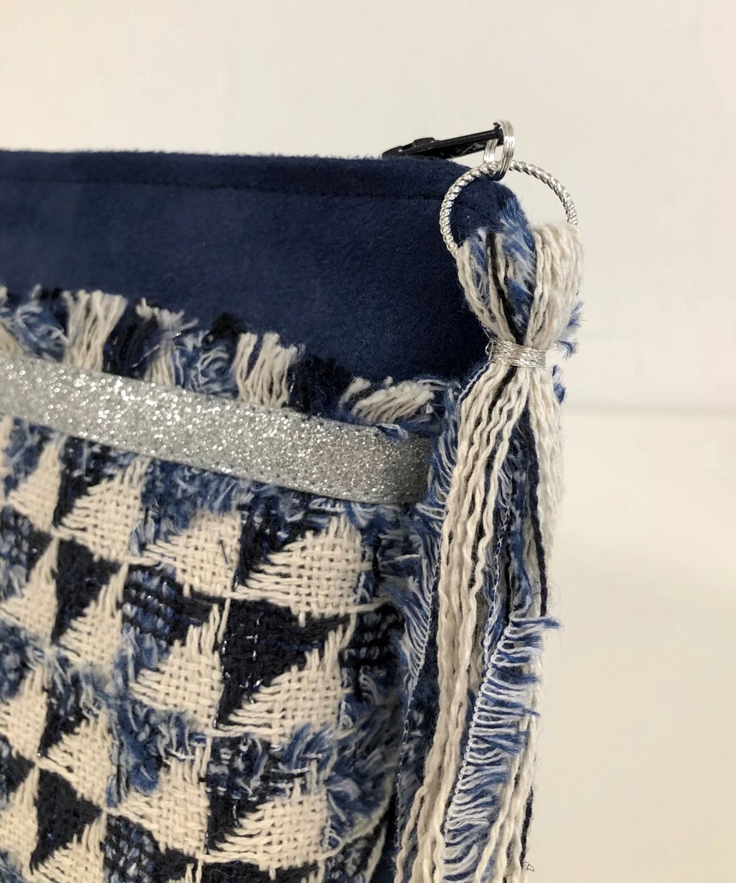 Vue détaillée du tweed sur la pochette bleu et écru en tweed style haute couture française.