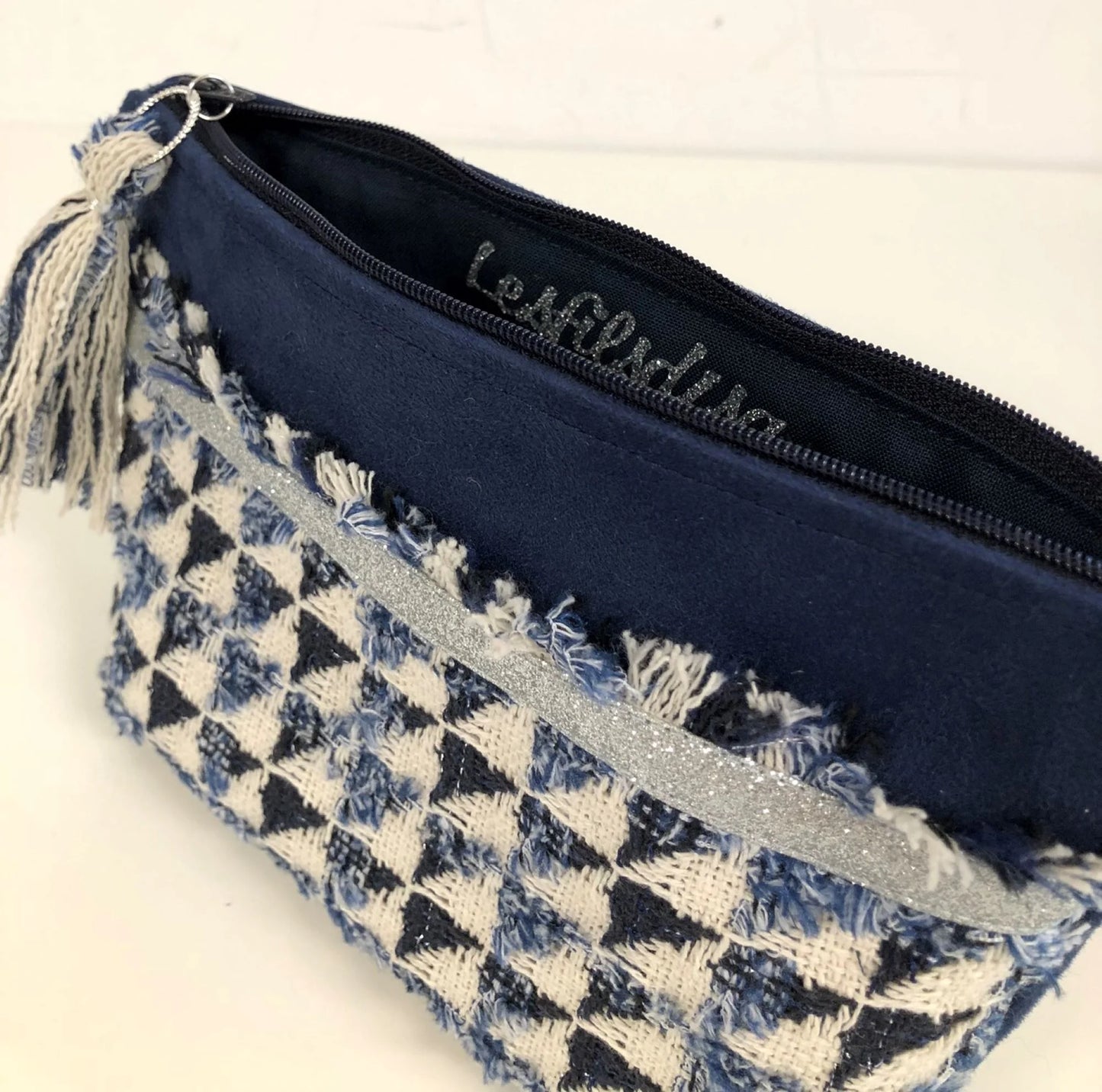 L'intérieur de la pochette bleu et écru en tweed style haute couture française.