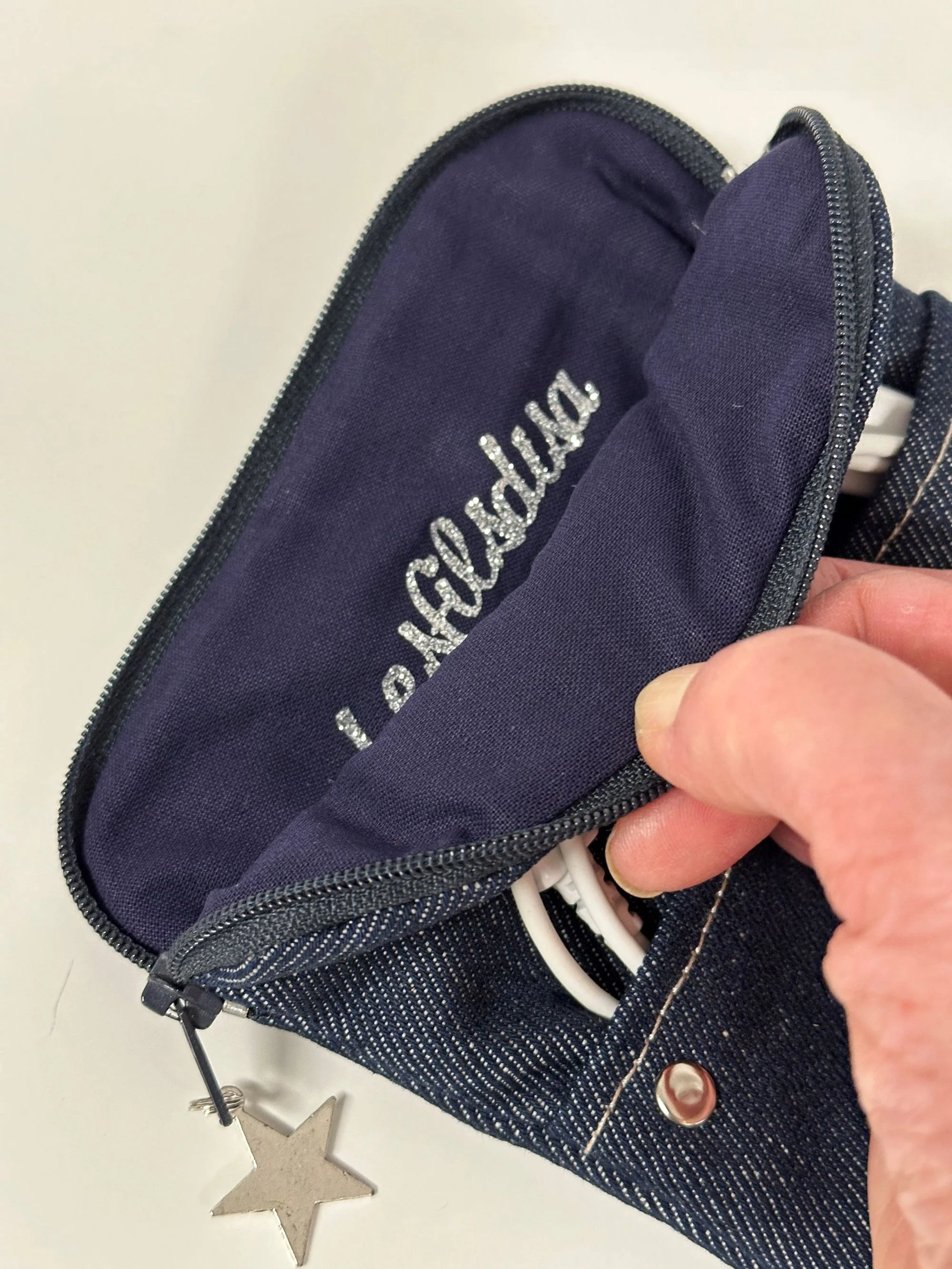 L'intérieur de la pochette liseuse en denim brut.