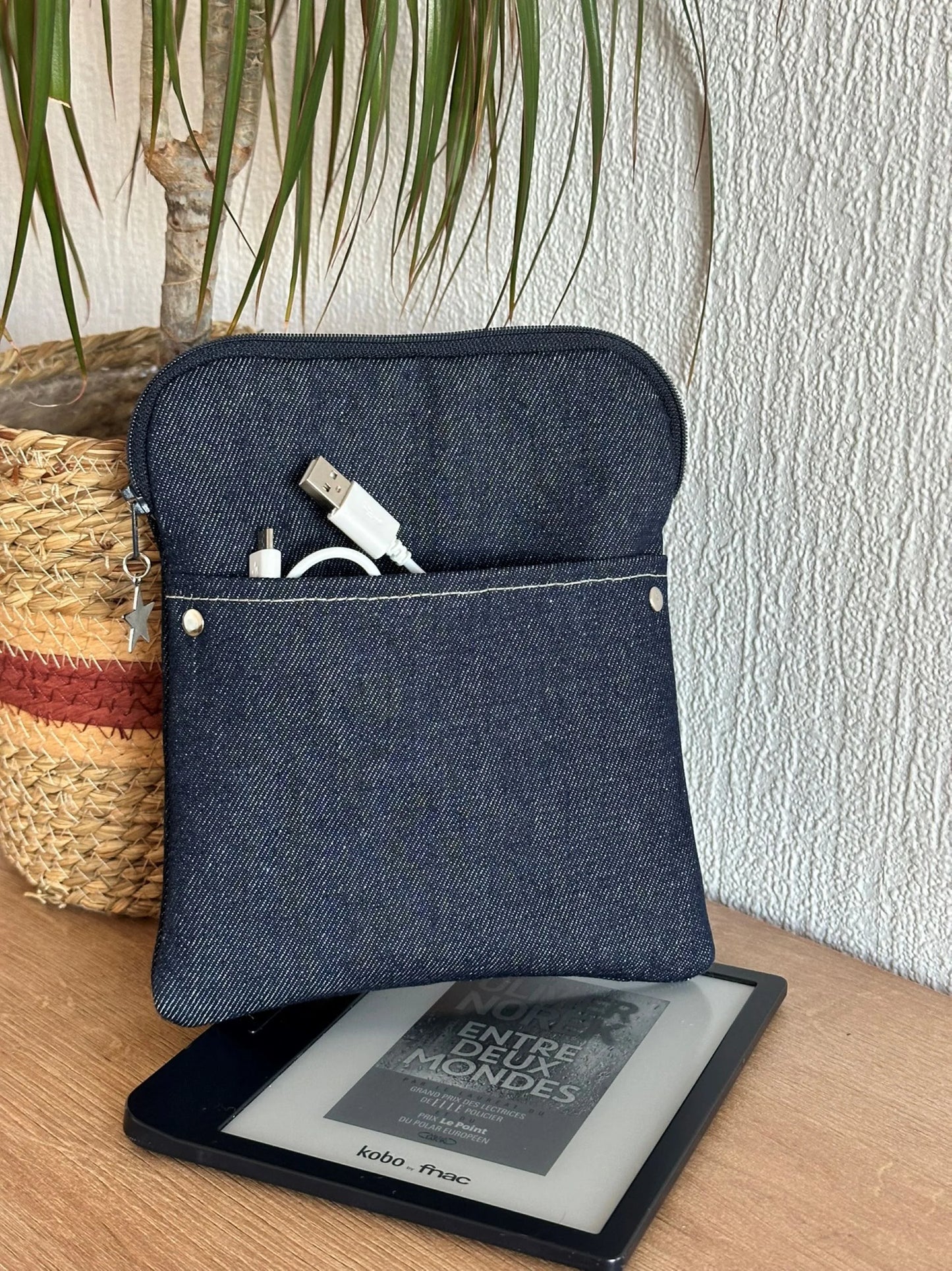 La pochette liseuse en denim brut, vue de face.