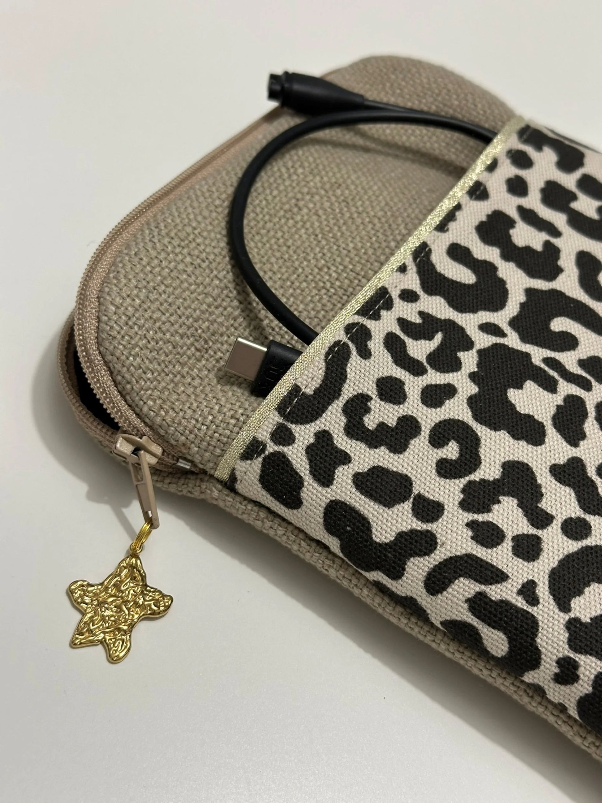 Vue détaillée de la pochette liseuse léopard en lin.