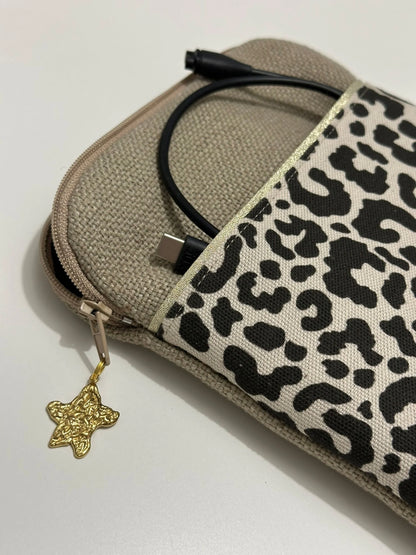 Vue détaillée de la pochette liseuse léopard en lin.