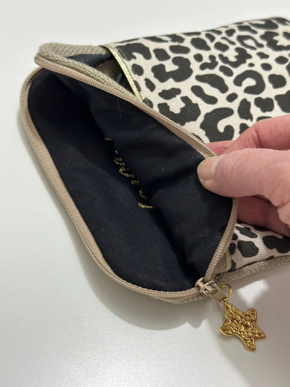 L'intérieur de la pochette liseuse léopard en lin.