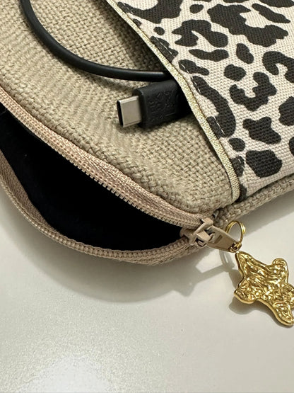 L'ouverture élargie de la pochette liseuse léopard en lin.