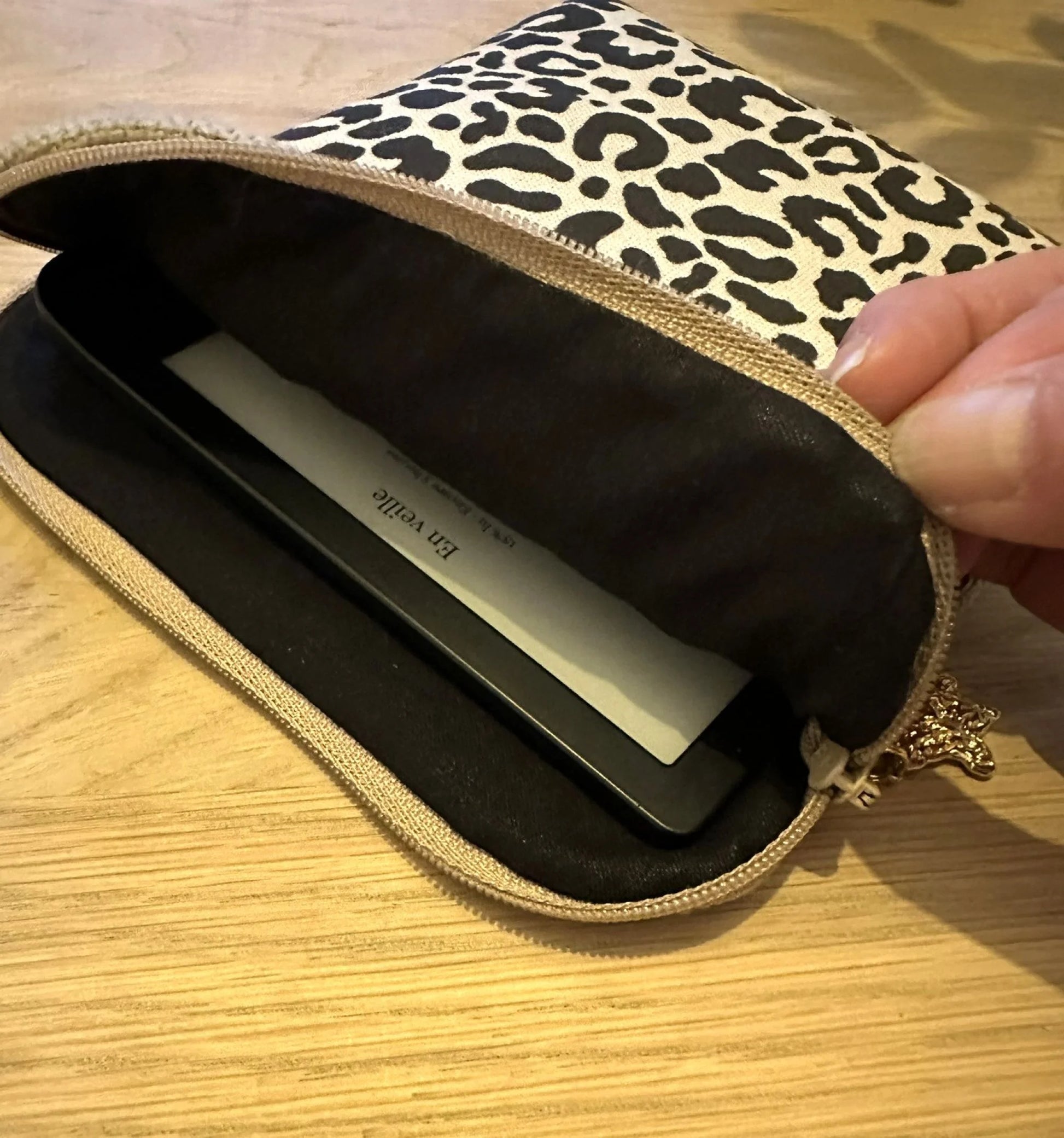 La Kobo Libra dans La pochette liseuse léopard en lin, format 7 pouces.