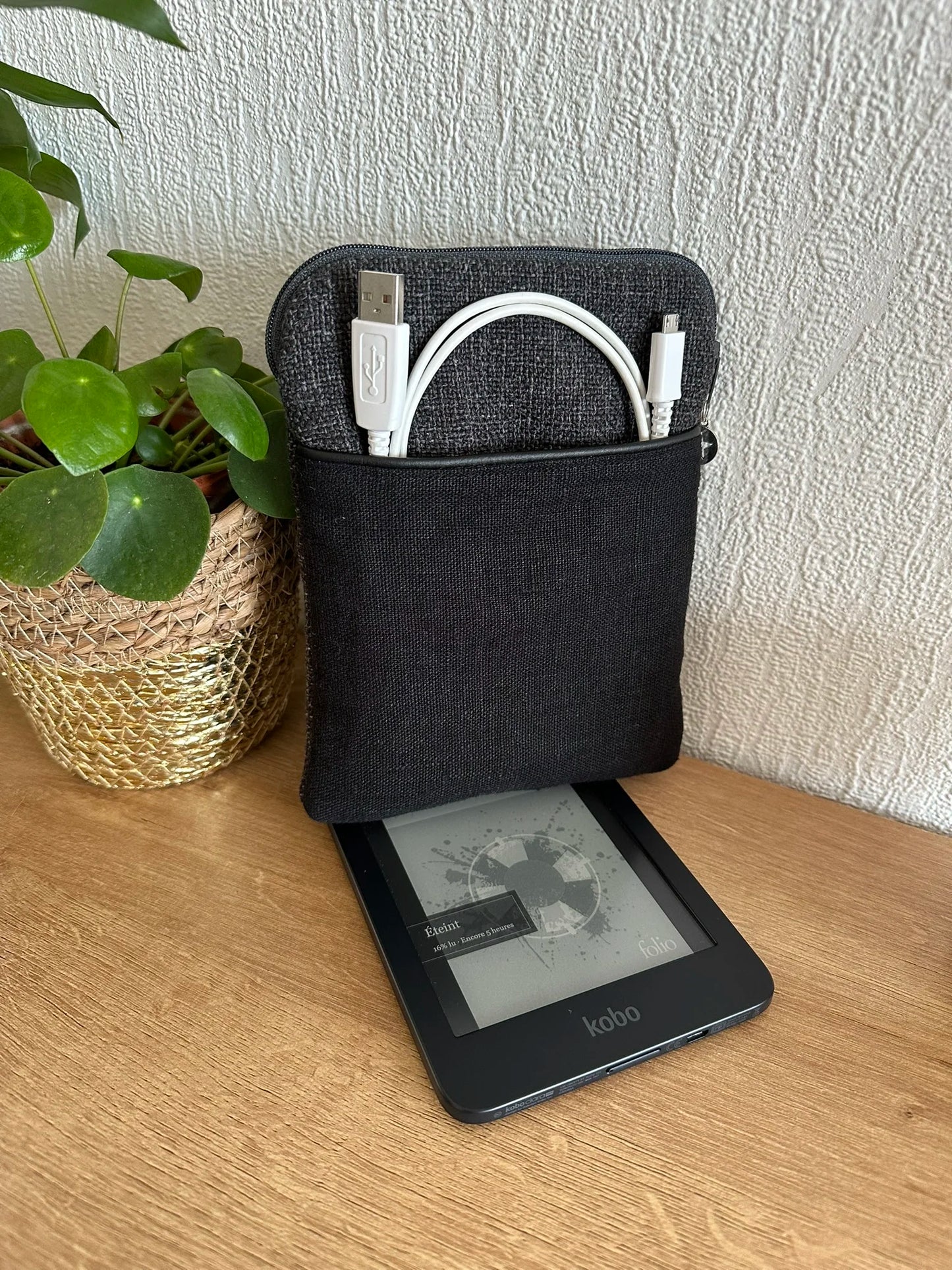 La pochette liseuse unisexe en lin gris et noir.