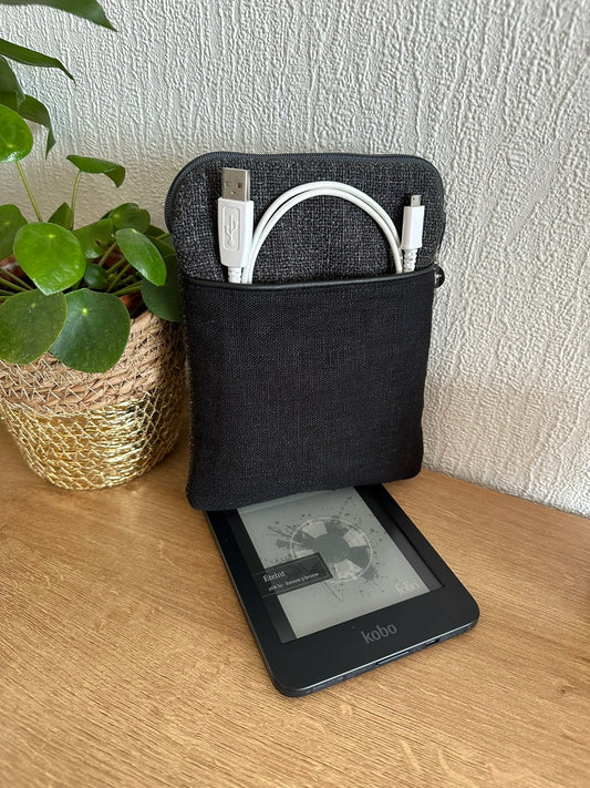 La pochette liseuse unisexe en lin gris et noir.