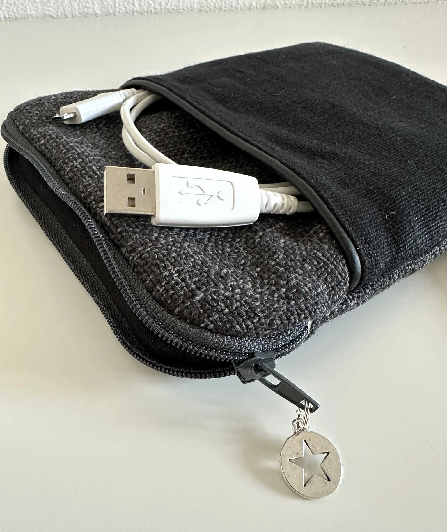 La pochette liseuse unisexe en lin gris et noir, ouverte.