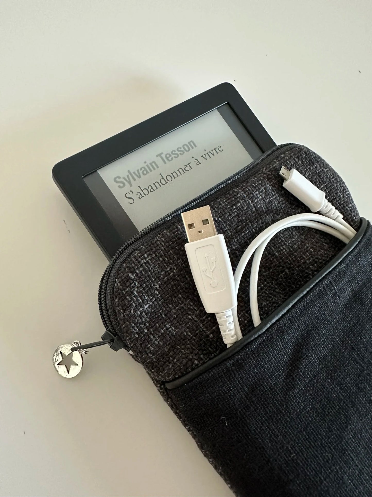 La Kobo Clara dans la pochette liseuse unisexe en lin gris et noir.
