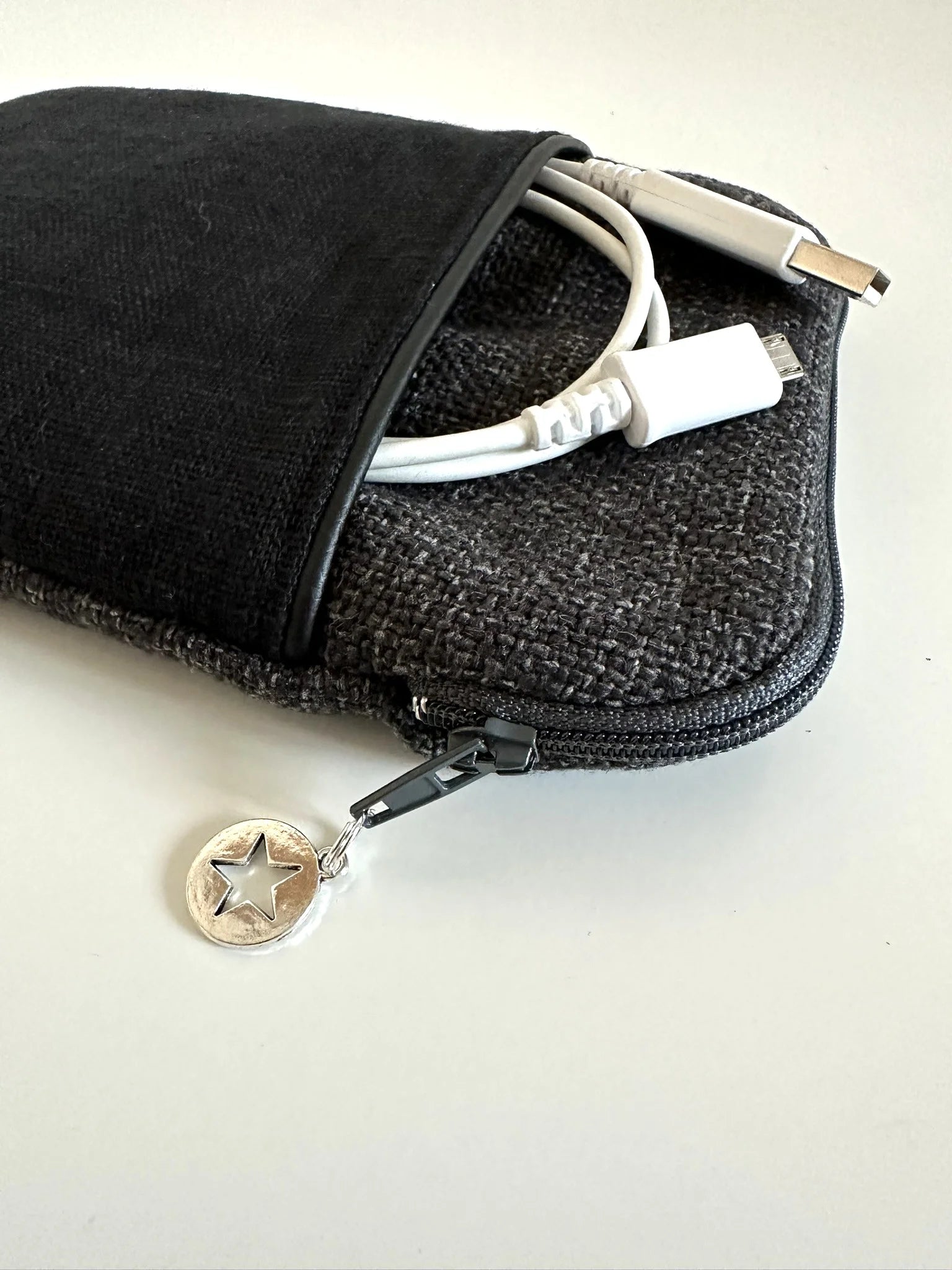 l'ouverture élargie de la pochette liseuse unisexe en lin gris et noir.