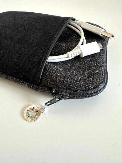 l'ouverture élargie de la pochette liseuse unisexe en lin gris et noir.