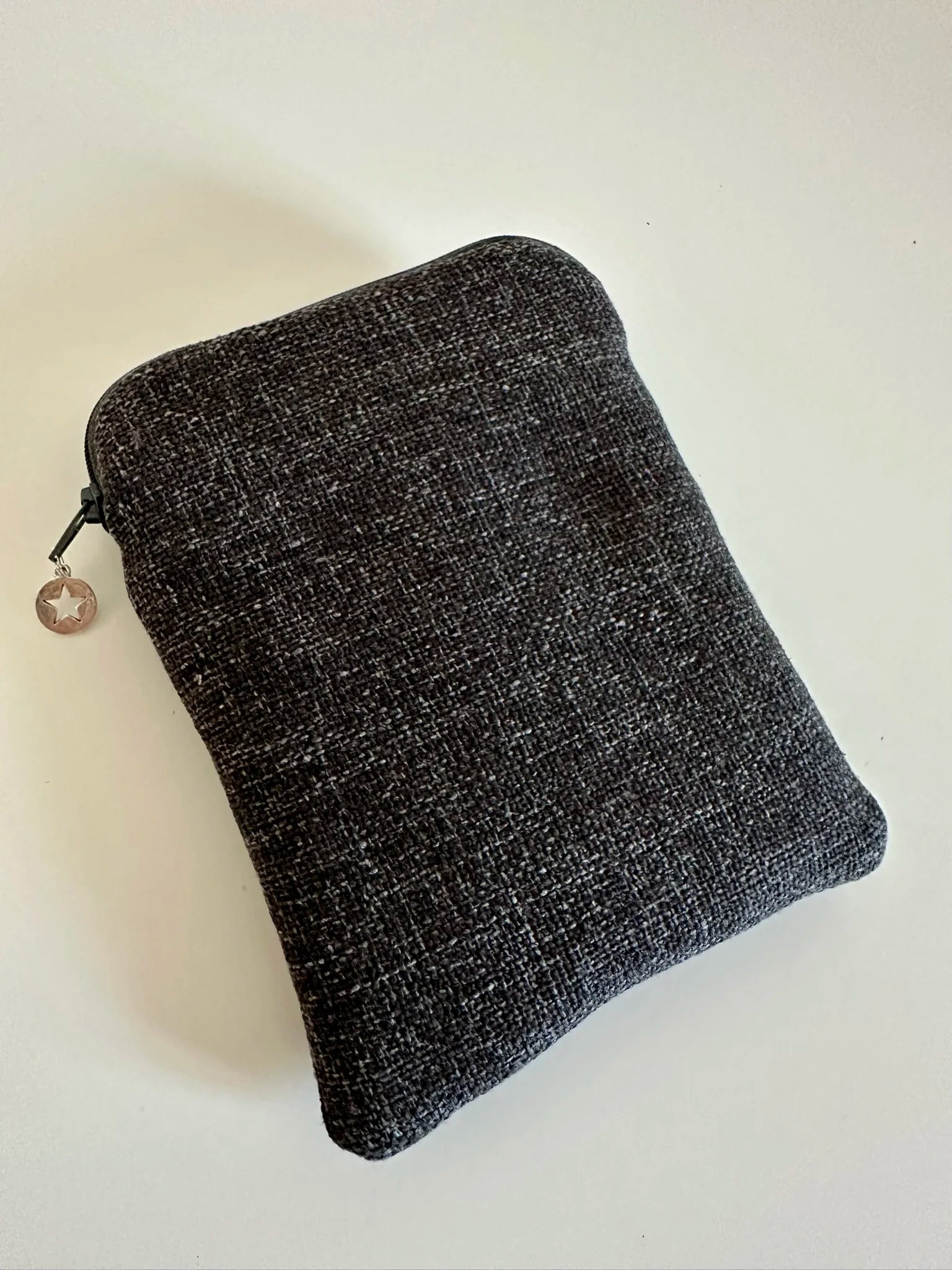 le dos de la pochette liseuse unisexe en lin gris et noir.