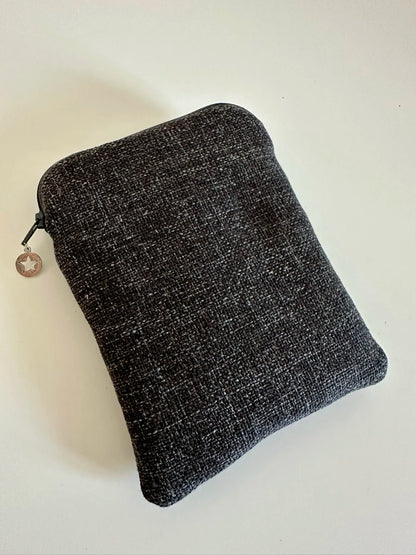 le dos de la pochette liseuse unisexe en lin gris et noir.