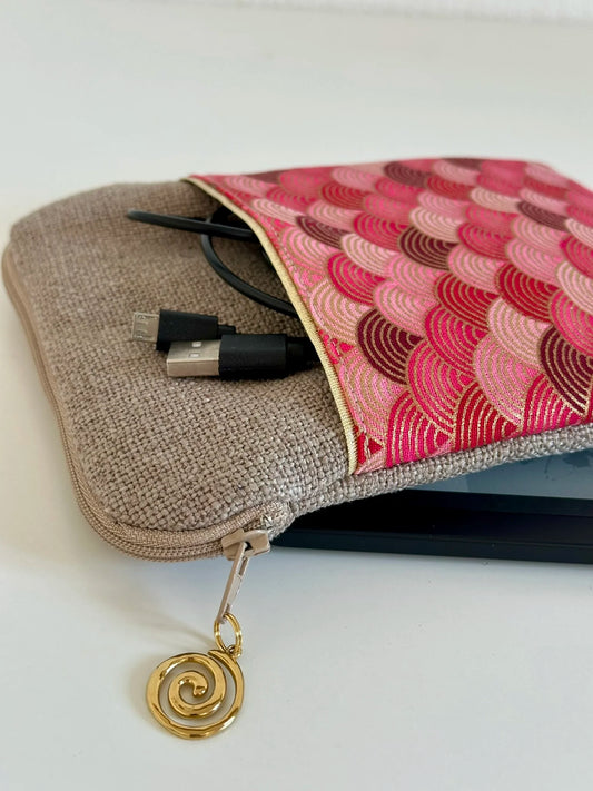 L'ouverture élargie de la pochette liseuse en lin et tissu japonais Seigaiha rouge