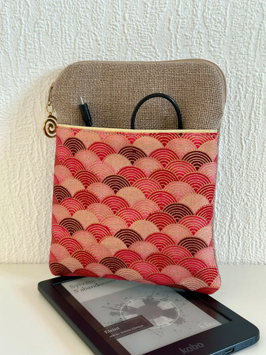 La pochette liseuse en lin et tissu japonais Seigaiha rouge