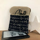La pochette liseuse en lin et tissu japonais bleu écritures
